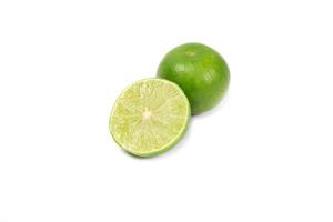 citron vert frais et tranche sur fond blanc photo