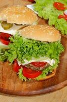 hamburgers, restauration rapide, hamburger, steak haché, laitue, tomate, fromage, concombre photo