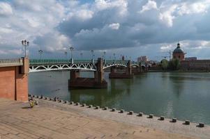 pont saint pierre, paysage urbain en journée ensoleillée à toulouse, france en été 2022. photo