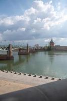 pont saint pierre, paysage urbain en journée ensoleillée à toulouse, france en été 2022. photo