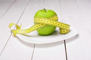 pomme avec centimètre sur la plaque. alimentation équilibrée photo