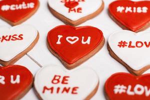 biscuits en forme de coeur sur la table. La Saint-Valentin photo