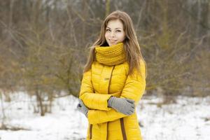 jolie femme dans une écharpe en tricot jaune. portrait en plein air dans le parc. photo