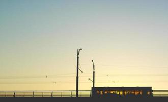 promenades en bus sur le pont. le coucher du soleil photo