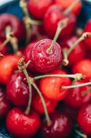 cerise rouge juteuse brillante en gouttes d'eau. photo