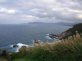 bord de mer. littoral ou bord de mer. belle vue mer et paysage reposant. photo