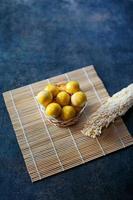 nastar est un gâteau typiquement indonésien à base de farine de blé fourré de confiture d'ananas photo