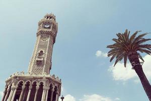 Izmir, Turquie, tour de l'horloge sur la place konak photo