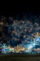 célébration de feux d'artifice dans le ciel sombre photo