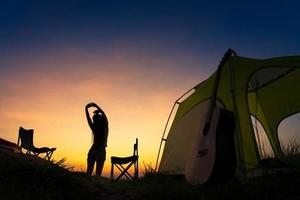 concept de détente à distance de voyage d'aventure en forêt de camp de jeunes en asie. photo