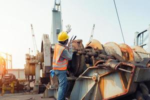 contremaître utilisant un talkie-walkie et un casque de sécurité pour travailler dans un cargo photo