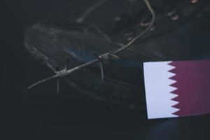 armée qatar, bottes militaires drapeau qatar et fil de fer barbelé, concept militaire photo