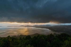 point de vue kao khad de la ville de phuket au coucher du soleil avec raincloud, phuket, thaïlande photo