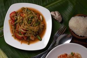 salade de papaye à la mangue, poulet en caoutchouc et riz gluant. nourriture populaire en thaïlande. photo