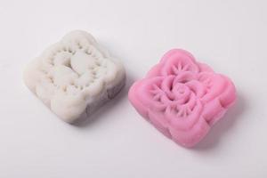 bonbons daifuku blancs et roses sur fond blanc photo