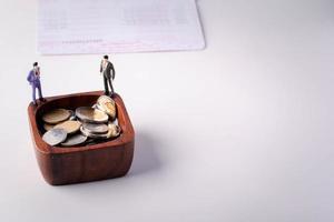 homme d'affaires miniature debout sur un porte-monnaie. concept financier de faire des affaires. photo