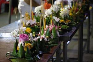 festival loy krathong la nuit en thaïlande photo