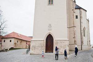 mère avec enfants marchant dans la vieille ville de znojmo dans la région de la moravie du sud de la république tchèque. photo