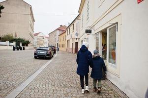 garçons marchant dans la vieille ville de znojmo dans la région de la moravie du sud de la république tchèque. photo