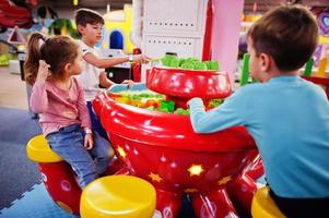 les enfants jouent avec du sable cinétique dans un centre de jeux intérieur. photo