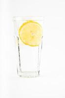 verre d'eau au citron photo