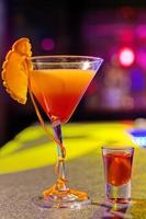 cocktail au bar dans une boîte de nuit aux couleurs vives