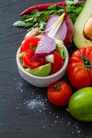 ingrédients de guacamole - avocat, tomates, oignon, ail, citron vert, persil photo