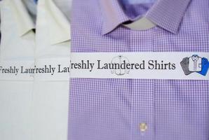 des chemises fraîchement lavées prêtes à être récupérées par vos clients clés et à assurer leur satisfaction photo