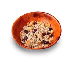 assiette en bois avec muesli sur fond blanc photo