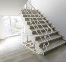 escalier - sortie de secours dans l'hôtel, escalier en gros plan, escaliers intérieurs, hôtel d'escaliers intérieurs, escalier dans une maison moderne, escalier dans un bâtiment moderne photo