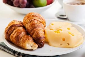 croissants au fromage, fruits et café