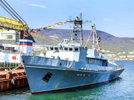 navire de guerre russe avec des drapeaux photo