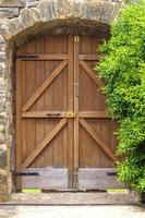 vieille porte en bois. mise au point sélective photo