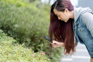 jeune femme asiatique explore la nature photo