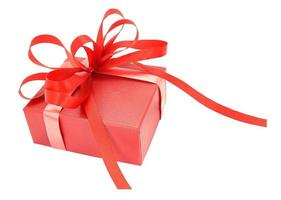 Boîte cadeau rouge avec noeud de ruban isolé sur fond blanc photo