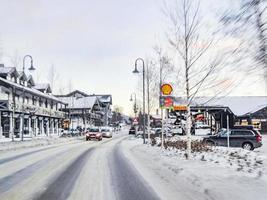 hemsedal viken norvège 2011 route enneigée à travers le centre d'hemsedal, norvège paysage d'hiver. photo