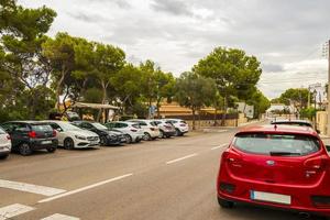 rue typique avec des voitures garées à cala figuera majorque espagne. photo