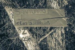 puerto aventuras quintana roo mexico 2022 santuario de los guerreros flèche d'information bienvenue sing board mexico. photo