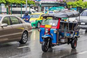 tuk tuk coloré typique à bangkok en thaïlande. photo