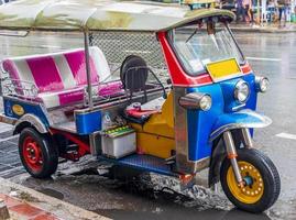 tuk tuk coloré typique à bangkok en thaïlande. photo