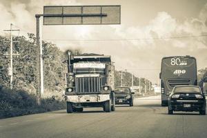 tulum quintana roo mexico 2018 camions benne basculante et autres véhicules industriels à tulum mexico. photo