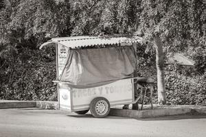 tulum quintana roo mexico 2018 street food tacos tortas barbecue boissons rue typique tulum mexico. photo