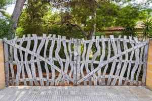 porte de clôture rustique en bois santanyi majorque, espagne. photo