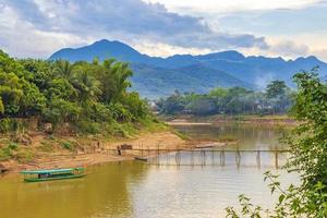 porte du pont en bambou sur le fleuve mékong à luang prabang au laos. photo
