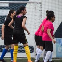 new delhi, inde - 01 juillet 2018 footballeuses de l'équipe de football locale pendant le match au championnat de derby régional sur un mauvais terrain de football. moment chaud du match de football sur le stade de terrain vert gazonné photo