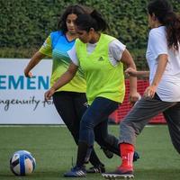 new delhi, inde - 01 juillet 2018 footballeuses de l'équipe de football locale pendant le match au championnat de derby régional sur un mauvais terrain de football. moment chaud du match de football sur le stade de terrain vert gazonné photo