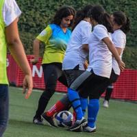 new delhi, inde - 01 juillet 2018 footballeuses de l'équipe de football locale pendant le match au championnat de derby régional sur un mauvais terrain de football. moment chaud du match de football sur le stade de terrain vert gazonné photo