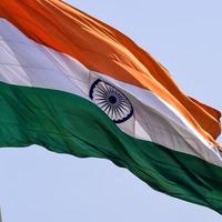 drapeau indien flottant haut à connaught place avec fierté dans le ciel bleu, drapeau indien flottant, drapeau indien le jour de l'indépendance et le jour de la république de l'inde, tir incliné, agitant le drapeau indien photo