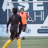 new delhi, inde - 01 juillet 2018 footballeuses de l'équipe de football locale pendant le match au championnat de derby régional sur un mauvais terrain de football. moment chaud du match de football sur le stade de terrain vert gazonné photo