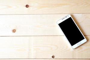 téléphone sur table en bois photo
